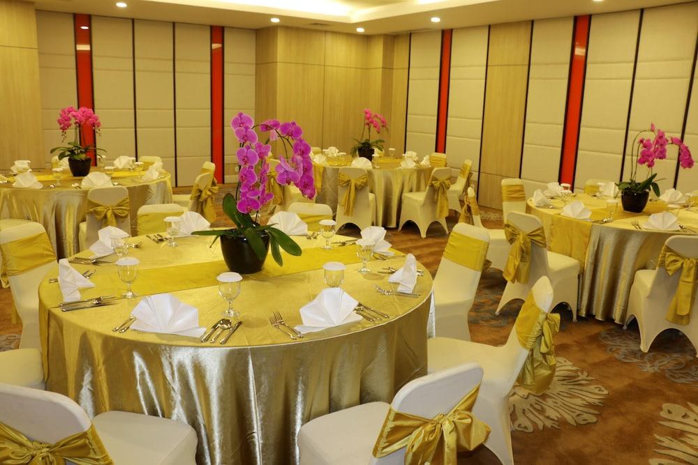 Hotel Santika Mega City Bekasi Kültér fotó