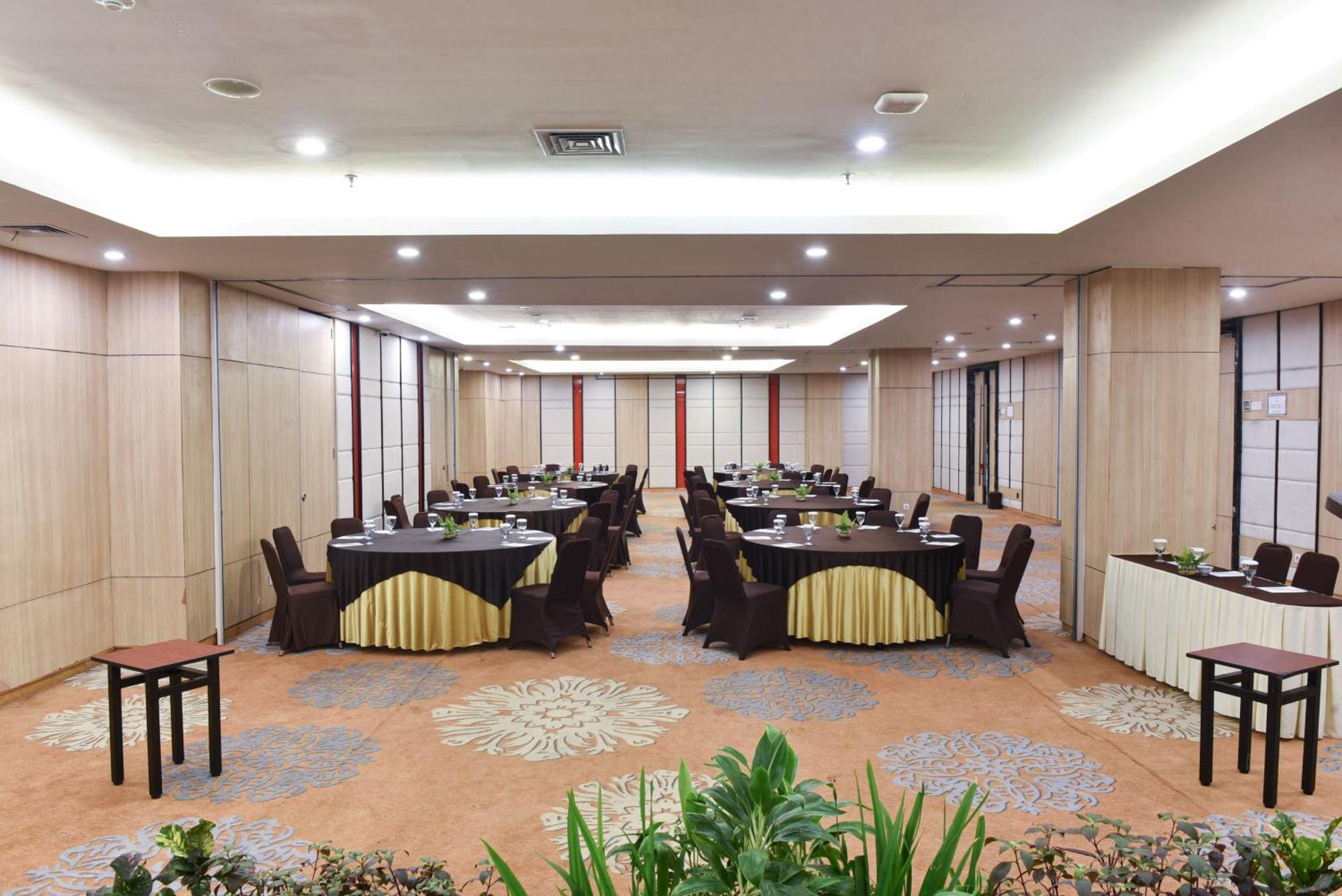 Hotel Santika Mega City Bekasi Kültér fotó